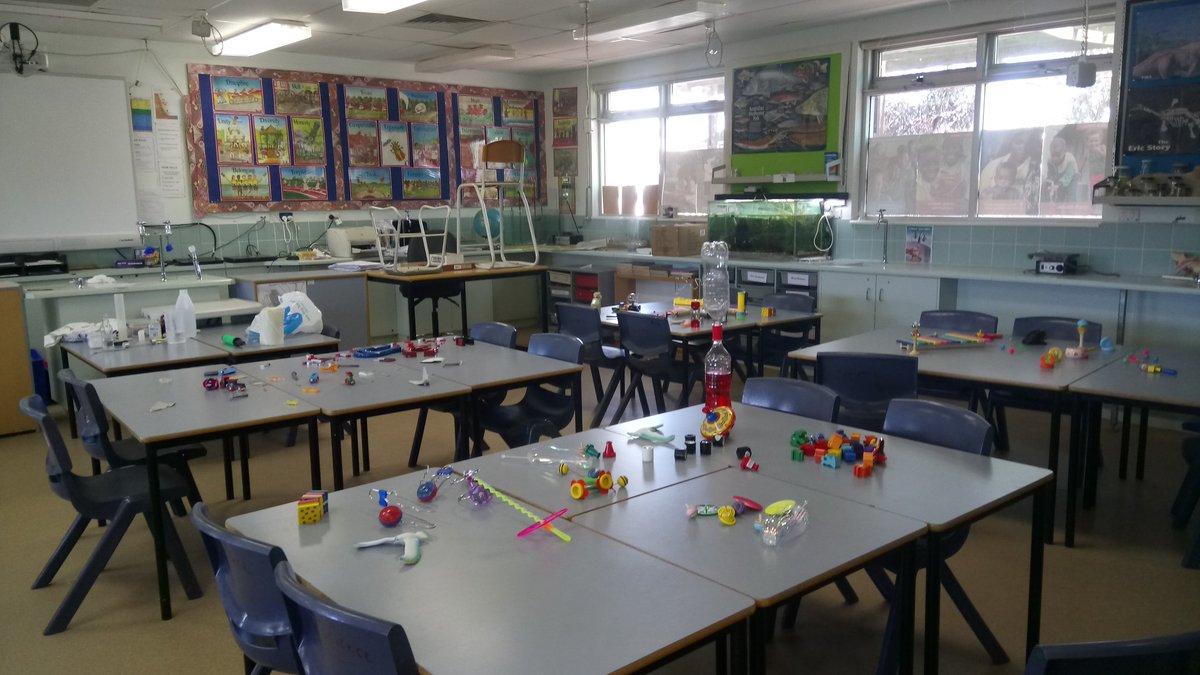 Dwarnisaurs's tweet photo. A wonderful week spent in #cooberpedy engaging kids of all age in science. #sciworld #sciencecommuniction #science @SciWorldAus https://t.co/GjmYhpi12s