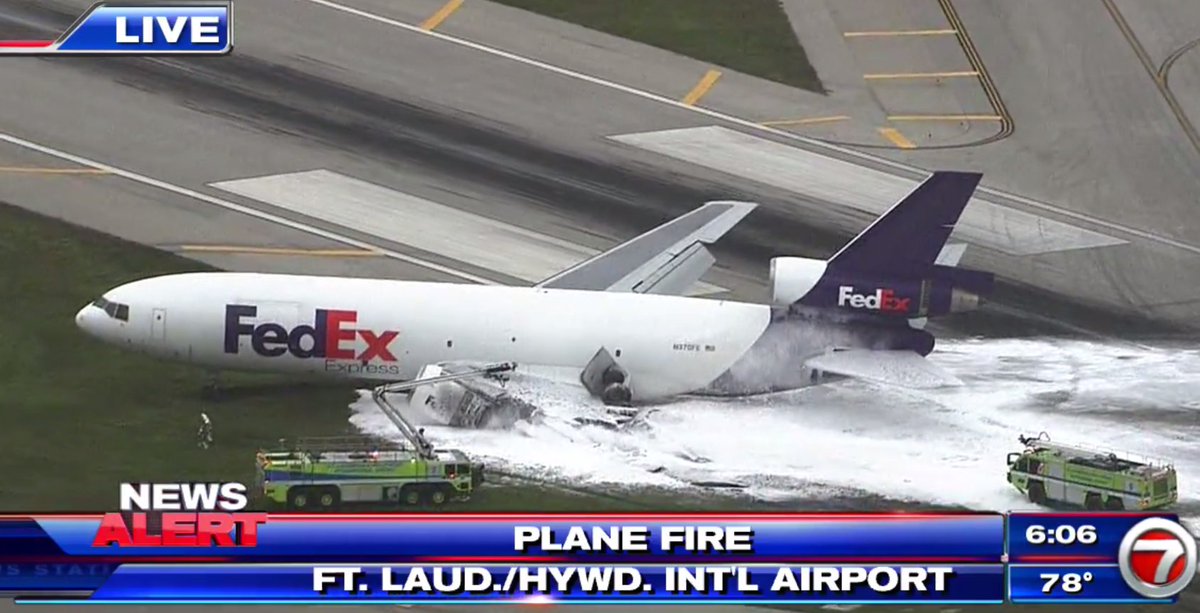 AirportWebcams's tweet photo. ATC AUDIO: FedEx #FDX910 Fort Lauderdale MD10F N370FE gear collapse, engine fire: https://t.co/IIsBaDYPjU | via @liveatc (our edit) https://t.co/vIW9bfU3OH