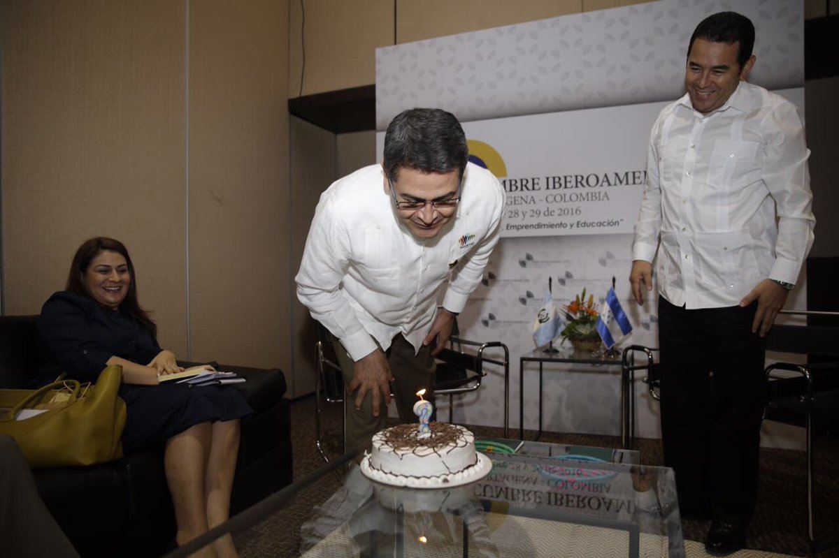 JuanOrlandoH's tweet photo. Gracias presidente @jimmymoralesgt por el  detalle, muy agradecido de compartir con ustedes. https://t.co/nUCeAMHN1x