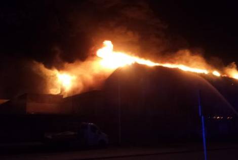 DagbladZaan's tweet image. Ramen en deuren dicht wegens grote brand in Koog aan de Zaan dlvr.it/MY55tt