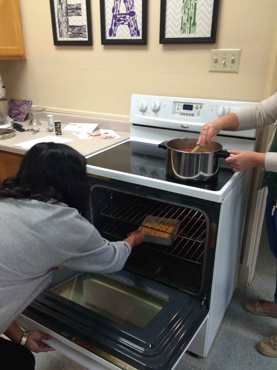 senoralamczyk's tweet photo. Making the magic happen. #kitchen4 #SalemWildcatPride https://t.co/rZTHH45t2g