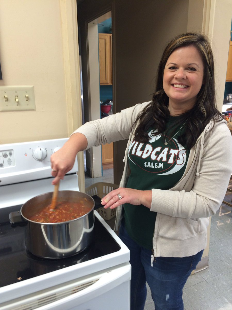 senoralamczyk's tweet photo. Making the magic happen. #kitchen4 #SalemWildcatPride https://t.co/rZTHH45t2g