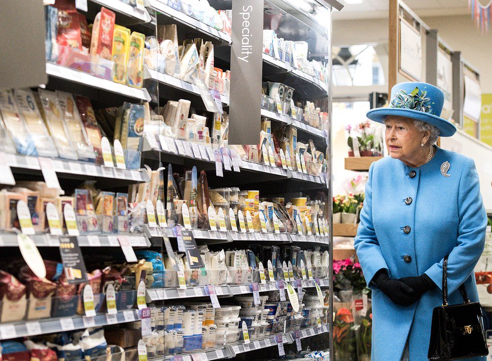 cmarinai's tweet photo. making my grocery list based on what the Queen is looking at @JDuboff https://t.co/UYId8zTFFS https://t.co/ufgRGZbt6o