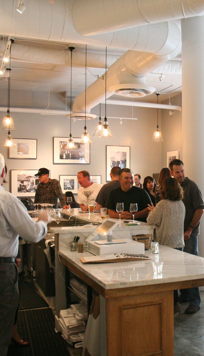 Come for the wine, stay for the ambience!
#colonywinemerchant #anaheim #downtownanaheim