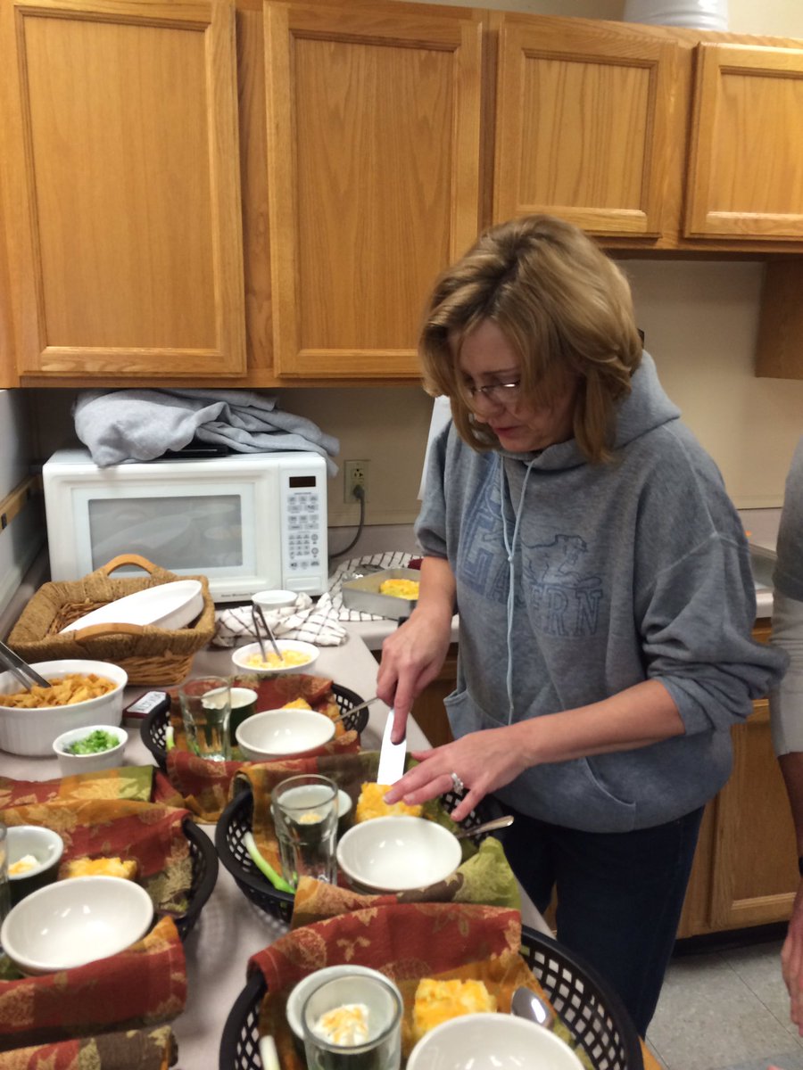senoralamczyk's tweet photo. It's all about the presentation! Keeping it classy. #kitchen4 #SalemWildcatPride https://t.co/bydIVfPStF