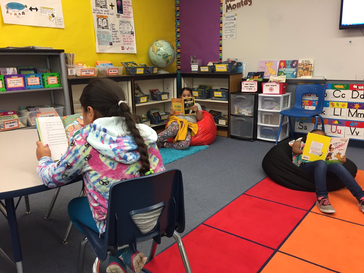 _kmontag's tweet photo. Comfort plays an important role in building reading stamina. Kids loving read to self in rm 14! #hesdpride #hathawayrocks #DailyFive https://t.co/qKb6d34r7R