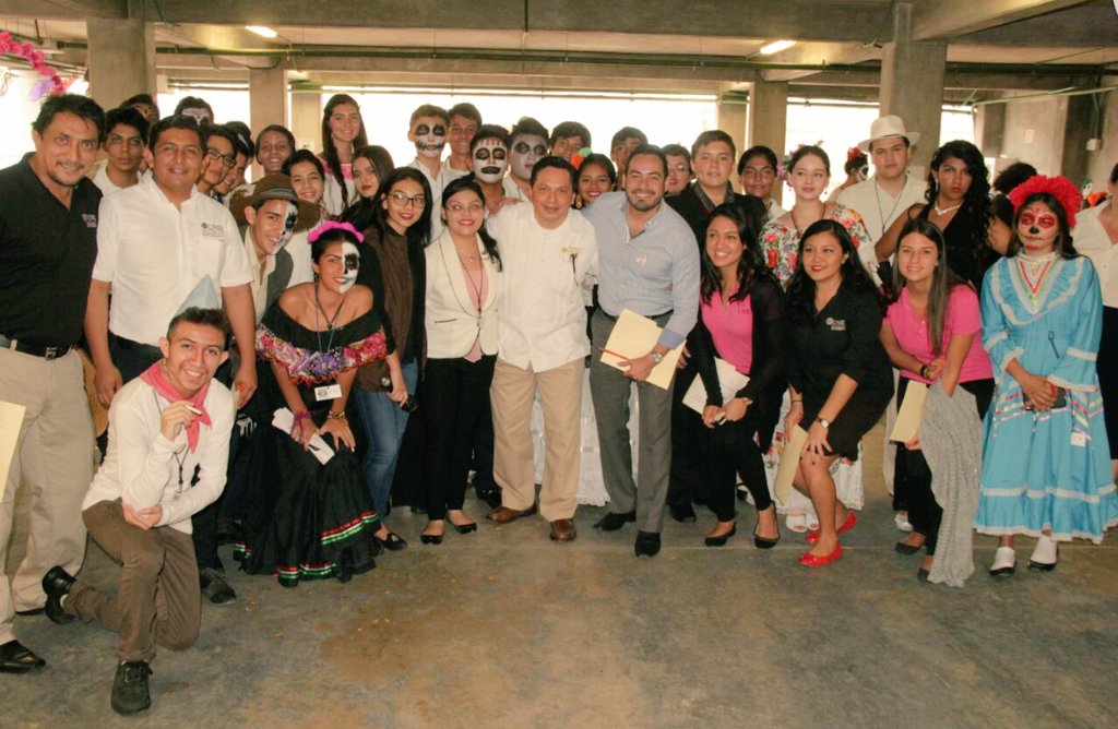 Acude el Director de cultura de BJ Lic. Fernando Cervantes a la muestra de altares en <a href="/UNID_Cun/">UNID Sede Cancún</a>