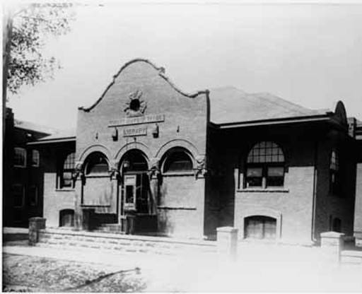 SantaFeNMTrue's tweet photo. Visited a library lately? #FlashbackFriday to the Woman's Board of Trade Library, Santa Fe, NM, 1910, via Palace of the Governors Archives https://t.co/7bzegSGuRK