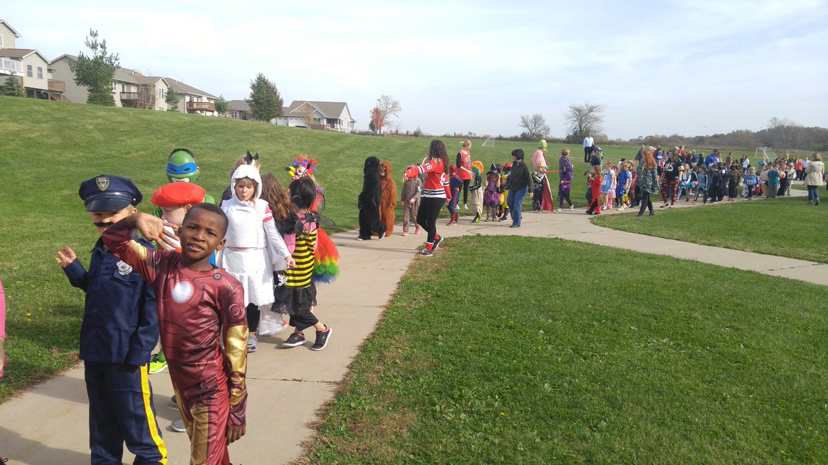 JenniferJeffr11's tweet photo. 2nd grade Ss showing off their costumes. #Rockets Rock @VanAllen_ICCSD https://t.co/vCjNijvarZ
