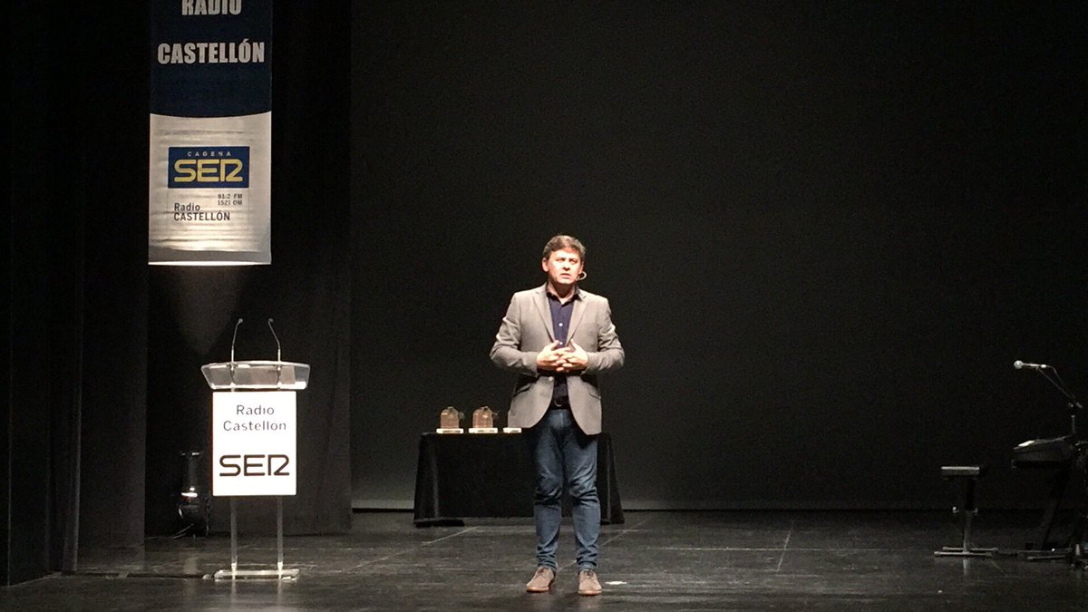 BMWMaberauto's tweet photo. Nuestro Jefe de Ventas, José A. Hernández, entrega el Premio de Arte @RadioCastellon a Díaz Naya. #PremiosRCS16 https://t.co/s2ixcarjrn