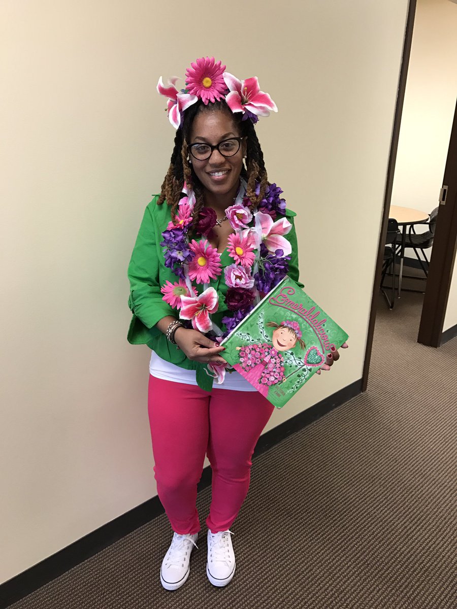DrMillsAP's tweet photo. Book Character Day @LFLions #PinkAlicious #Purplicious #Silverlicious #Emeraldalicious #LFPride https://t.co/uOwDZRUskV
