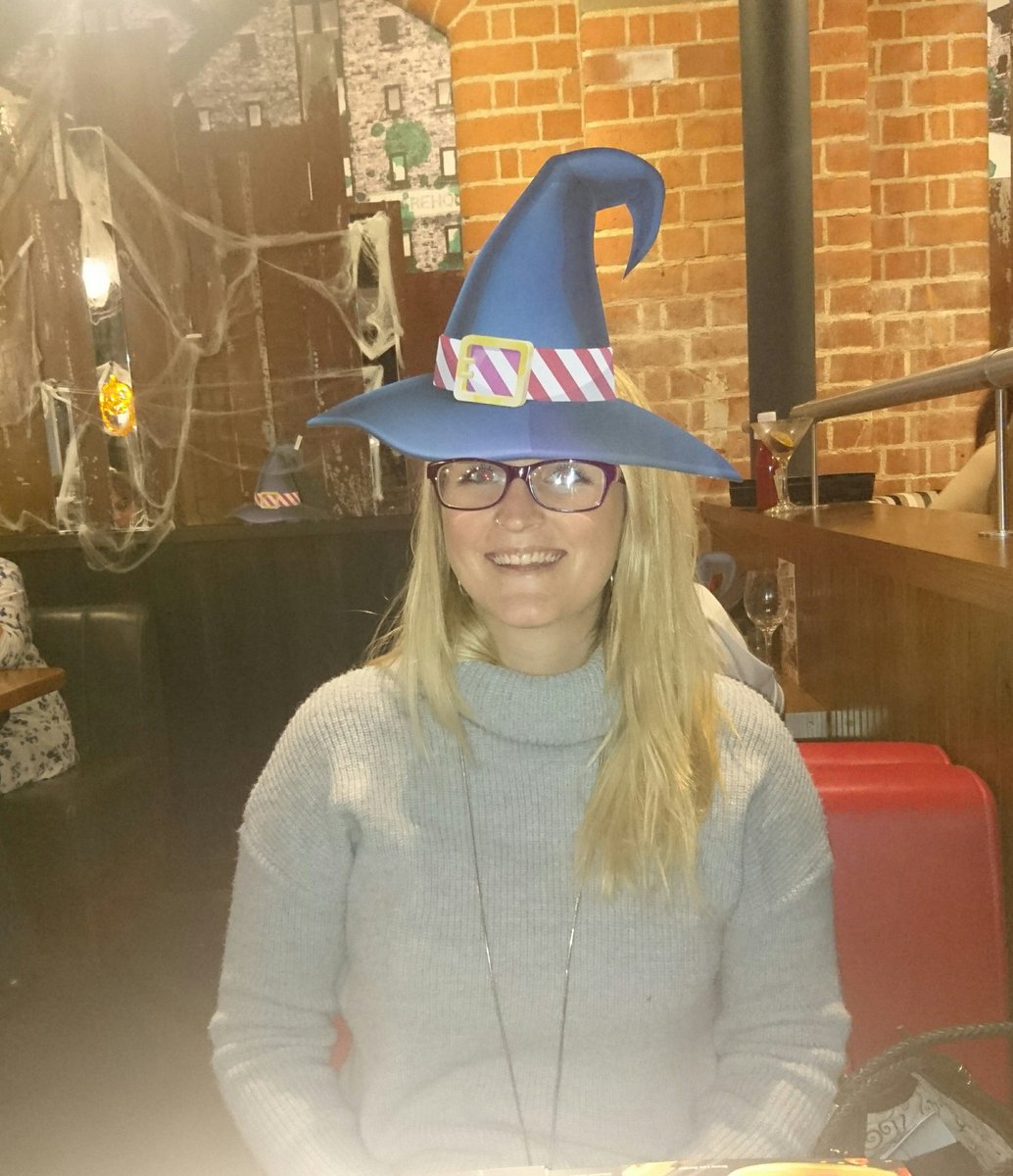 LifeOfLiss's tweet photo. Excited for my food in Halloween style 😂 #witchypic @TGIFridaysUK https://t.co/0pMMnV8pnn