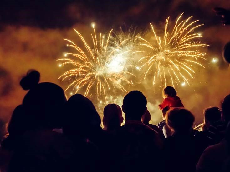 AndertonLift's tweet photo. In 24 hours our Fireworks Display will commence! Tickets are still available at https://t.co/yKrhdfOehL or on the gate 🎆 https://t.co/YoL1C8vJHt