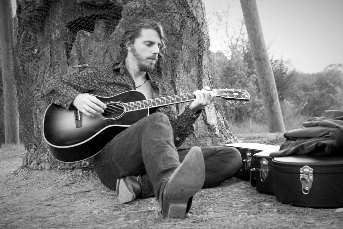 diariandorra's tweet photo. “Els artistes han de tenir una relació directa amb el públic” |El músic  @blanch_sergi protagonitza avui la CONTRA https://t.co/EVbDEQRNN2 https://t.co/4OgM2Nu0iK