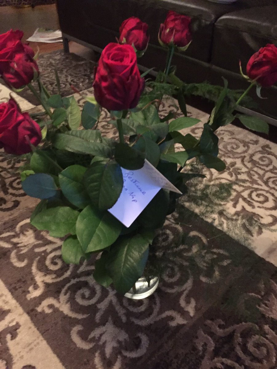 rienvandervelde's tweet image. Met m'n #progressieve soortgenoten uit NOP in café bijgepraat en bloemen gekregen van PvdA-NOP!! Nu eten.