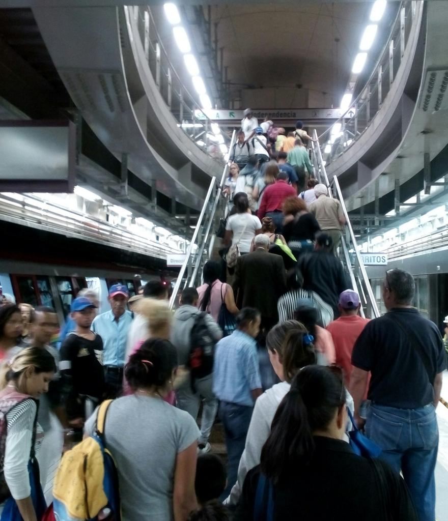 mintransporteve's tweet photo. El año pasado se movilizaron más de 16 millones de personas, y desde enero hasta septiembre de 2016 van 11 millones 982 mil 408 @MetroLTe https://t.co/WLHbE2aL44