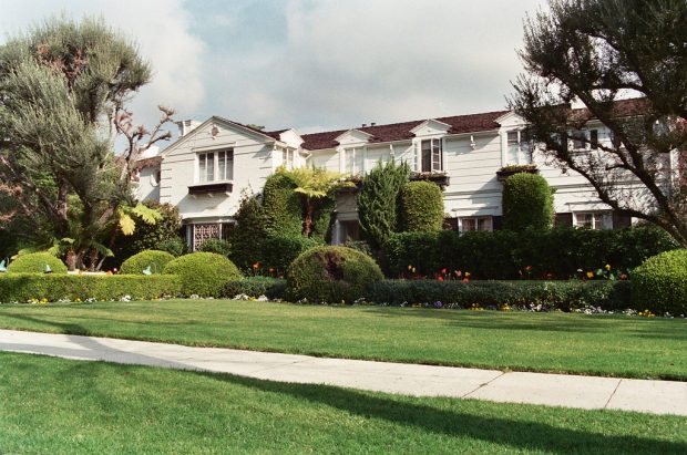 TheHwdHome's tweet photo. Buyer Beware: The Haunted Homes of Hollywood! https://t.co/6EeRL3FhFq #halloween #hollywood #losangeles #flashbackfriday https://t.co/JiK4G4ILHm