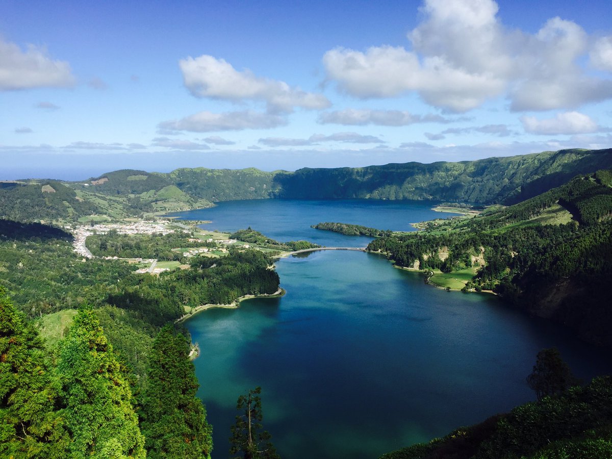 Stylist_net's tweet photo. How stunning is this view?!! Sete Cidades gets a big 👍🏻 from me 😍 https://t.co/TpeAMtMvSf
