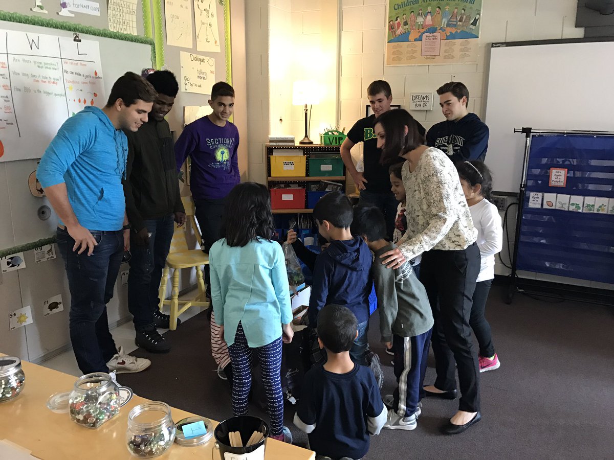 UnitedISAshs's tweet image. Today we delivered 304 books and a railroad set to Heritage Heights&apos; ESL students from China, Iraq, Saudi Arabia, Korea, and Yemen🌎