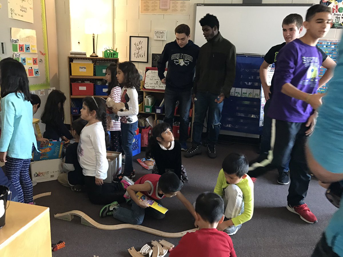 UnitedISAshs's tweet image. Today we delivered 304 books and a railroad set to Heritage Heights&apos; ESL students from China, Iraq, Saudi Arabia, Korea, and Yemen🌎