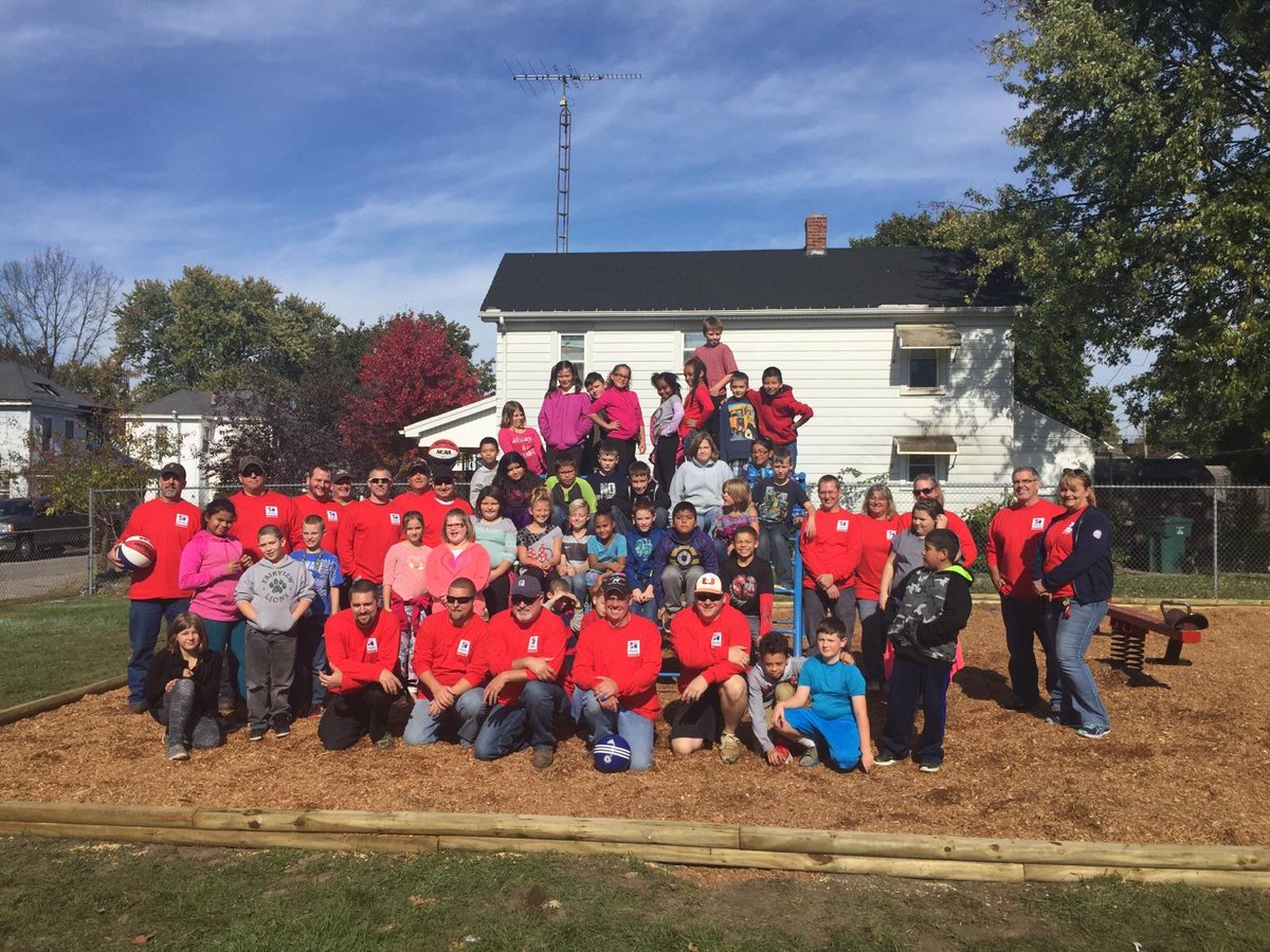 Today Hill's Pet Nut. spent the day volunteering around our City! The 100+ Team, along with students, did some amazing work! THANK YOU!