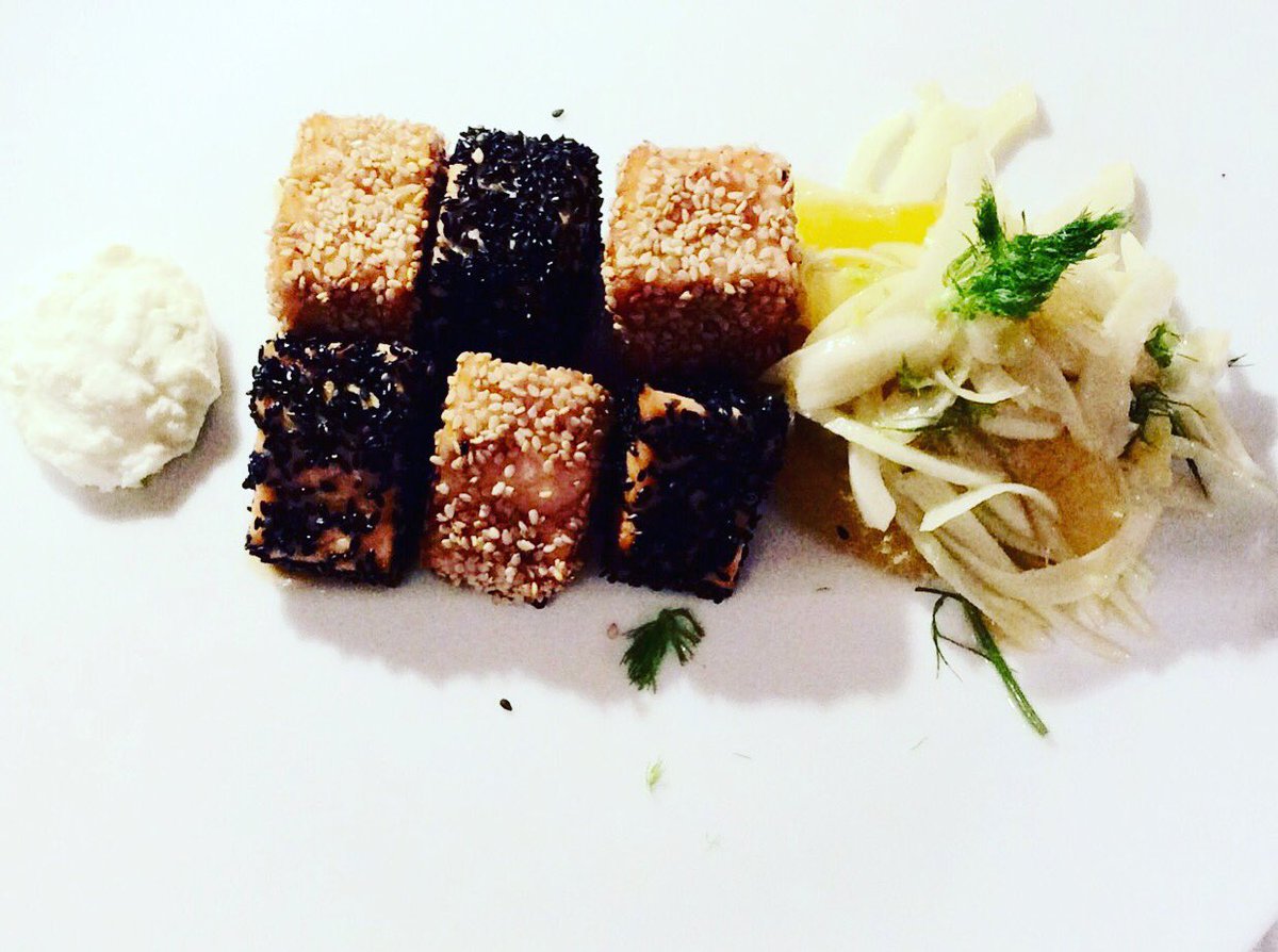 LeAndrianelle's tweet photo. A cena 
Secondo:
Scacchiera di salmone, sesamo ricotta finocchio e arancia.
Le Andrianelle https://t.co/DhL8YSu7af