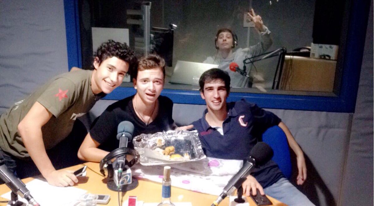 juguemcasa's tweet photo. Així ens ho montem al @juguemcasa de @radiodesvern ! @EricBrull @Aviro26 @marcrompal15 @RitaVilalta https://t.co/VQP7D45b8h