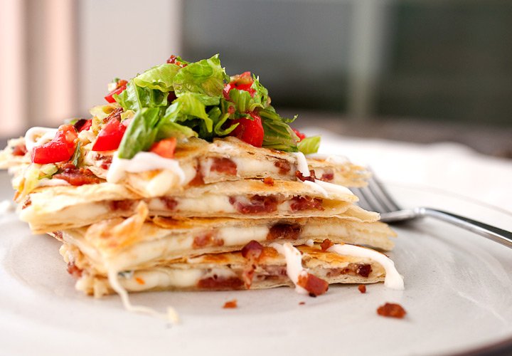Keep it simple tonight with this BLT Quesadilla topped with a Fresh Tomato Salad: bit.ly/2ejKivN #TGIFriday