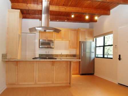 LuXe11665's tweet photo. STUNNING 1+1 #apartment in #Brentwood #LosAngeles-top floor, #pet friendly with vaulted ceilings &amp; #unique #kitchen! Call 310.820.3100 https://t.co/yjNf8Tn9Ov