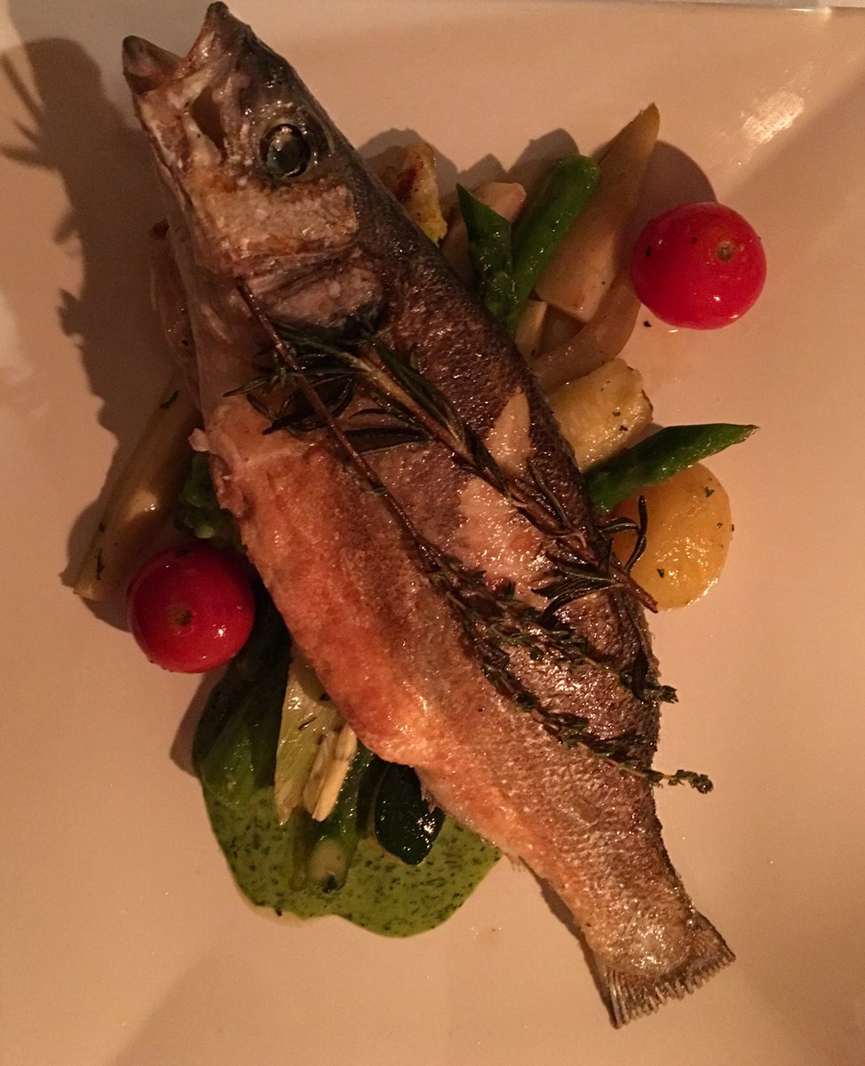 MoritzKlaemt's tweet photo. So sollte ein gegrillter Fisch aussehen ... Zur Traube in #Hamburg BÄM! #twitterHHFood https://t.co/NoYcDic5dI