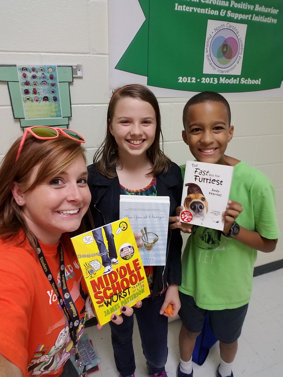 SESWeTeach5th's tweet photo. We love books!! #bookfairsuccess @SalemElementary https://t.co/BgQcDebeTV