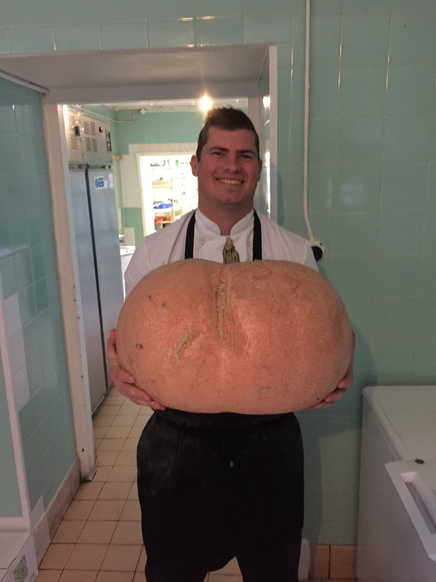 2016Ruddy's tweet photo. This years biggest squash from our gardens @WortleyHall @BarnsleysHour https://t.co/YAC7Sfwkrh