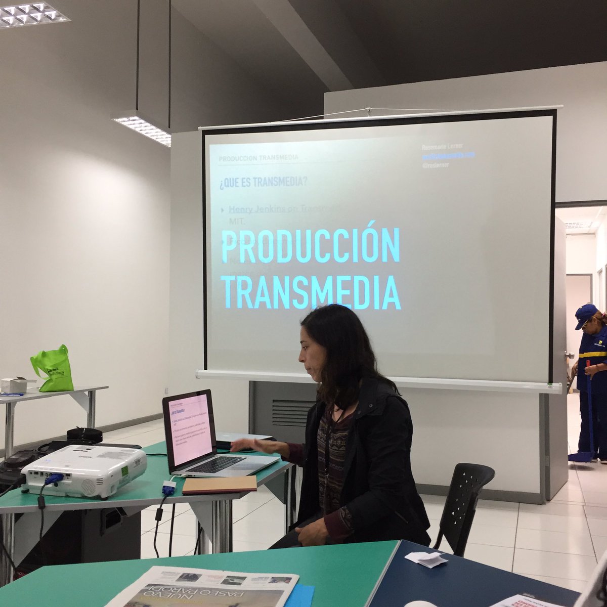 StorycodePE's tweet photo. .@roslerner inicia su masterclass sobre producción #transmedia. #TMWeek2016 #TransmediaLab https://t.co/dUCa7HrUhR
