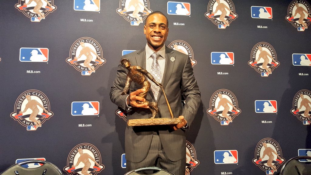 AnthonyDiComo's tweet photo. Curtis Granderson poses with his Roberto Clemente Award. #Mets https://t.co/XtV44MkUD8