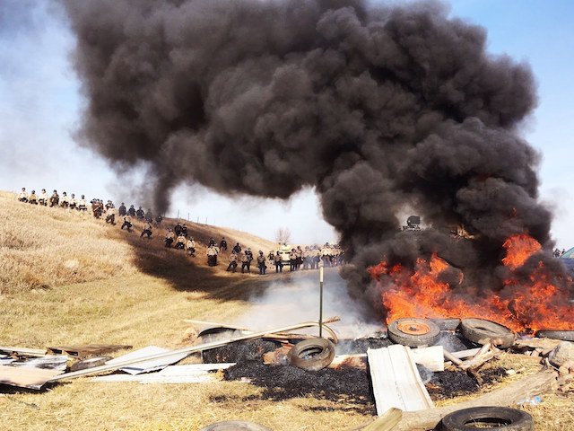 beforeitsnews's tweet photo. Militarized Police Raid Peaceful Standing Rock Protest to Enforce Corporate Dream https://t.co/H877D1vogU https://t.co/441mRVVafE