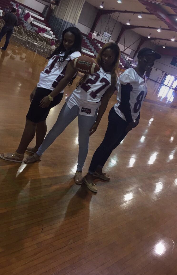 XxDevyon_'s tweet photo. Who Said Girls Can't Play Football ? 🤔🏉 #SeniorSwitchDay https://t.co/pMyQb6ceUb