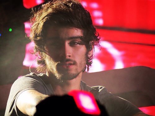 zaynftbae's tweet photo. aesthetic ; zayn's soft red plump lips, his fluffy messy hair and his pure flawless skin https://t.co/IqbxOsota9