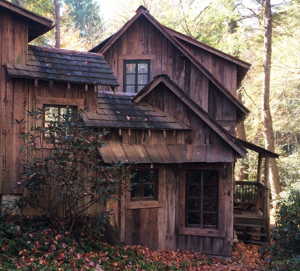 HalfMileFarm's tweet photo. RT @SandraRyder: 1800s cabin @HalfMileFarm. Who knew they had wi-fi, luxe linens, whirlpool clawfoot tubs back then! https://t.co/KkX2irxfMp