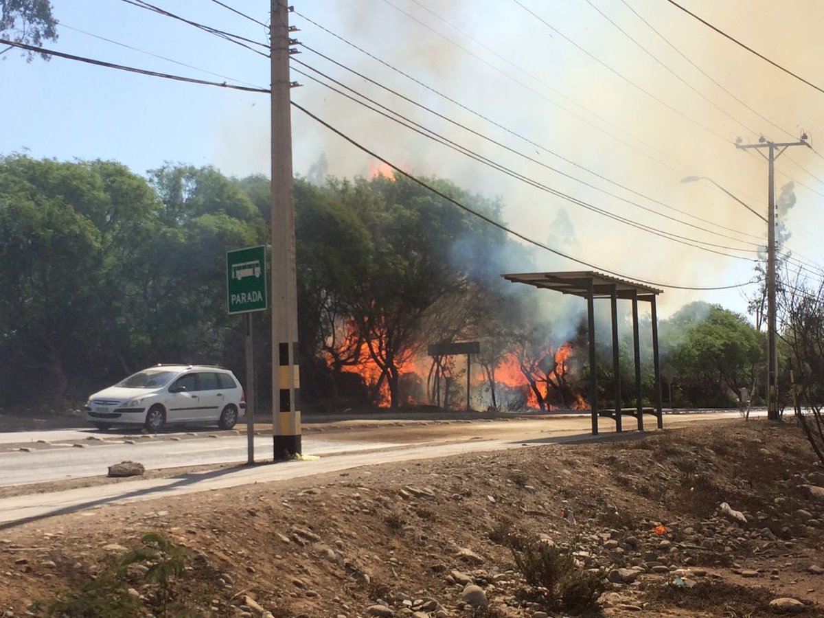 madero_cl's tweet photo. [Ahora] 🔴 Un nuevo incendio de pastizales se produce en #Vallenar en otro sector de la ciudad https://t.co/ySMsk5zJMv