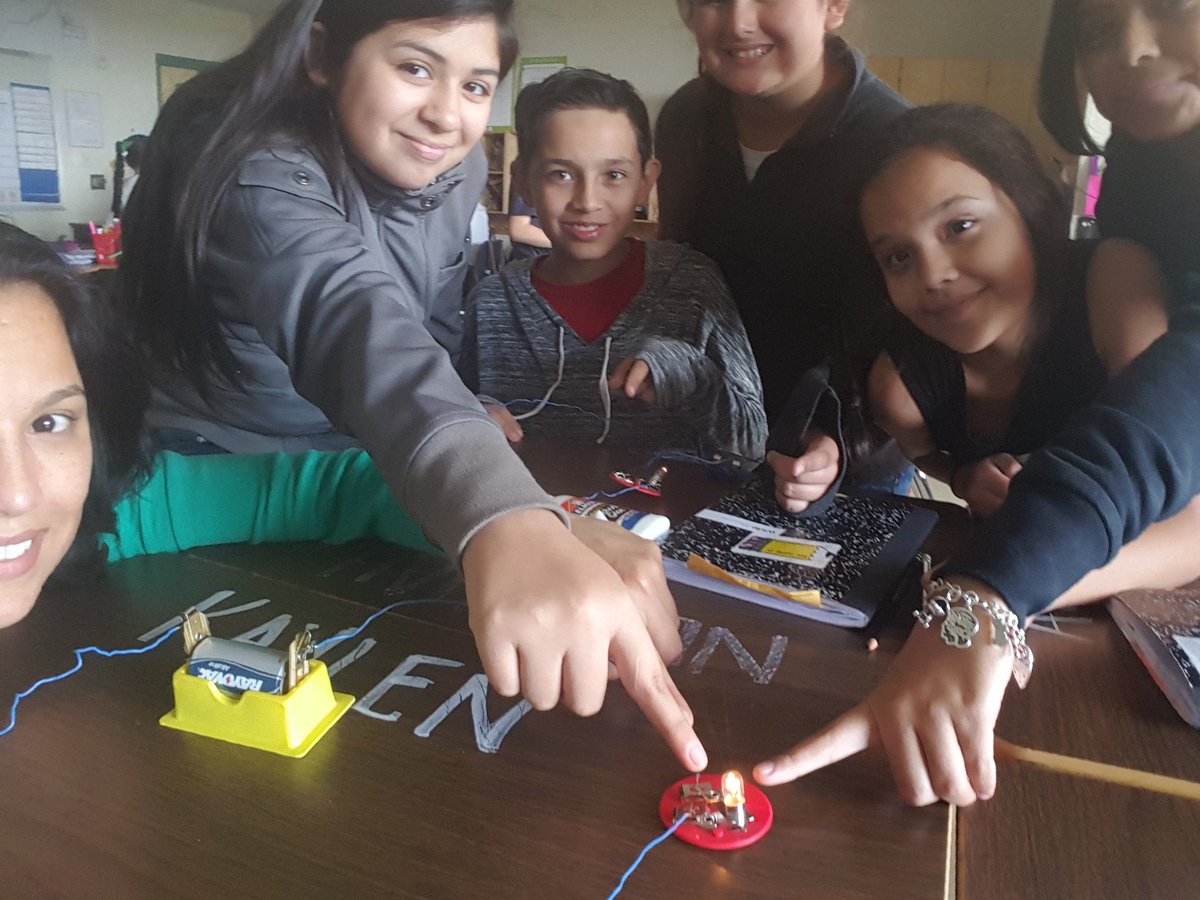 NISDmartin's tweet photo. Building circuits in 5th grade took teamwork. #MartinScience  #handsonscience https://t.co/xPdnboXsGY