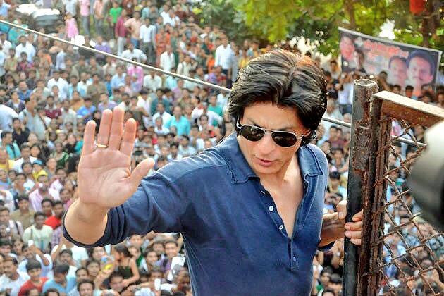 шахрукх кхан фото. шахрукх кхан с длинными волосами. с днем рождения с шахрукх кханом. шахрукх кхан рождения. голгапа шахрукх кхан.