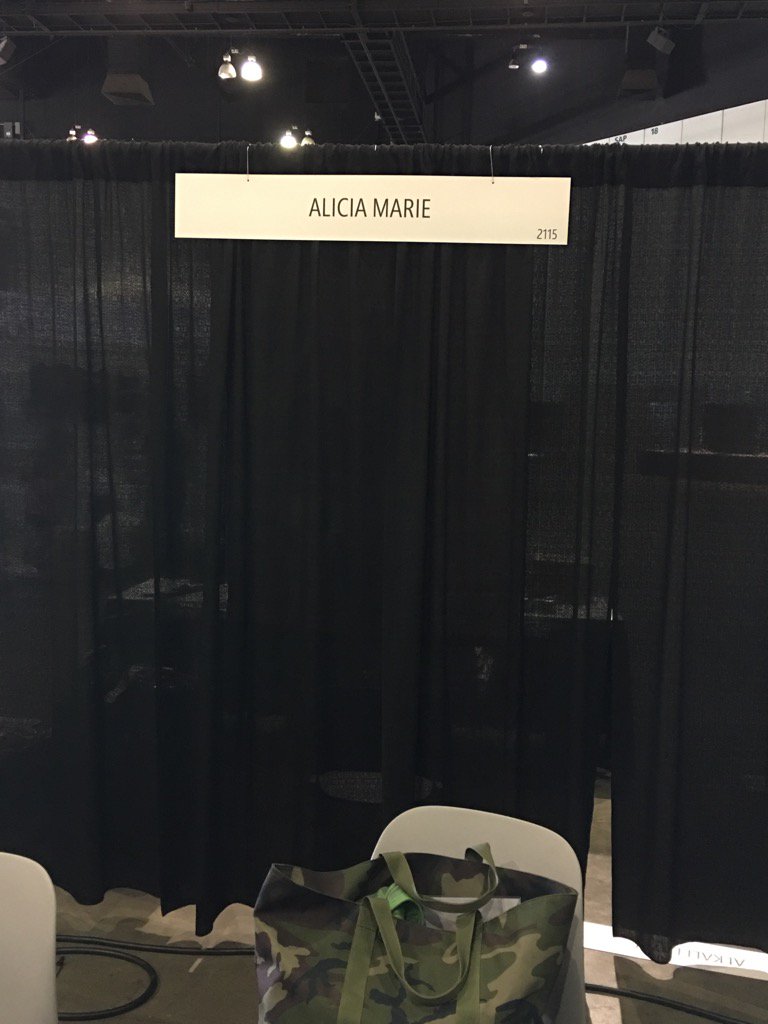 AliciaMarieBODY's tweet photo. Getting ready for Sat Sun @StanLeeComicCon 🙌🏽🙌🏽🙌🏽 #Booth2115 https://t.co/xd3jc9XDO5
