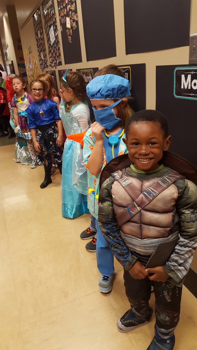 KJones_Readers's tweet photo. These first grade friends looked awesome in their costumes today!! 🎃 https://t.co/nHr8Q6gdHS
