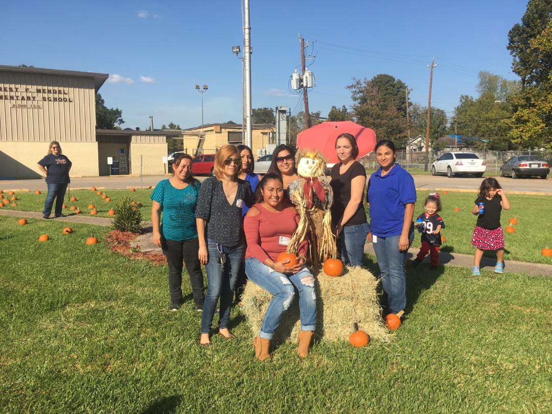 Mendel volunteers helping with the Pumpkin Patch. Thanks parents!!!! <a href="/Mendel_AISD/">Mendel Elementary</a> #MendelBees