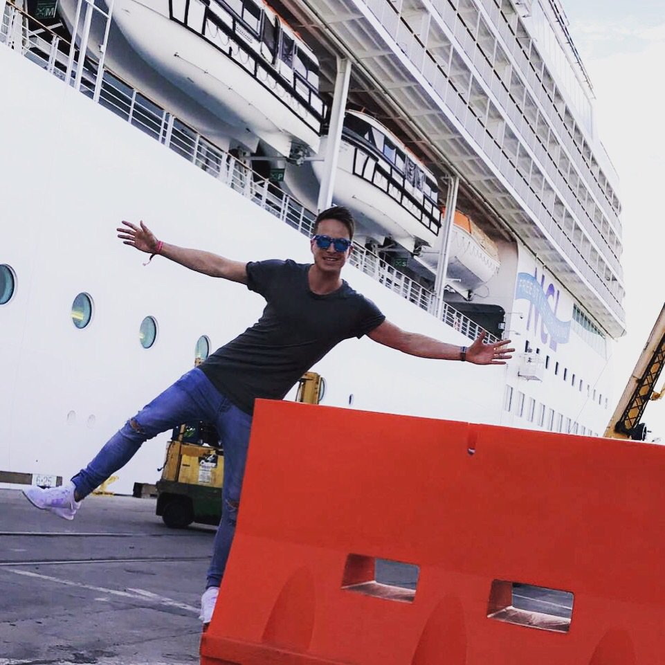 dannic's tweet photo. Ready for #groovecruise 🙌🏻😬 https://t.co/8GkZl2J62A