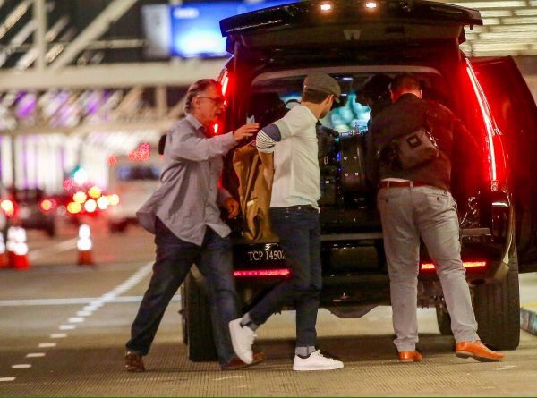 lasgrowns's tweet photo. Niall llegando al aeropuerto de Los Angeles el 26/10 antes de ir a New York https://t.co/Xk0xfW3f4G