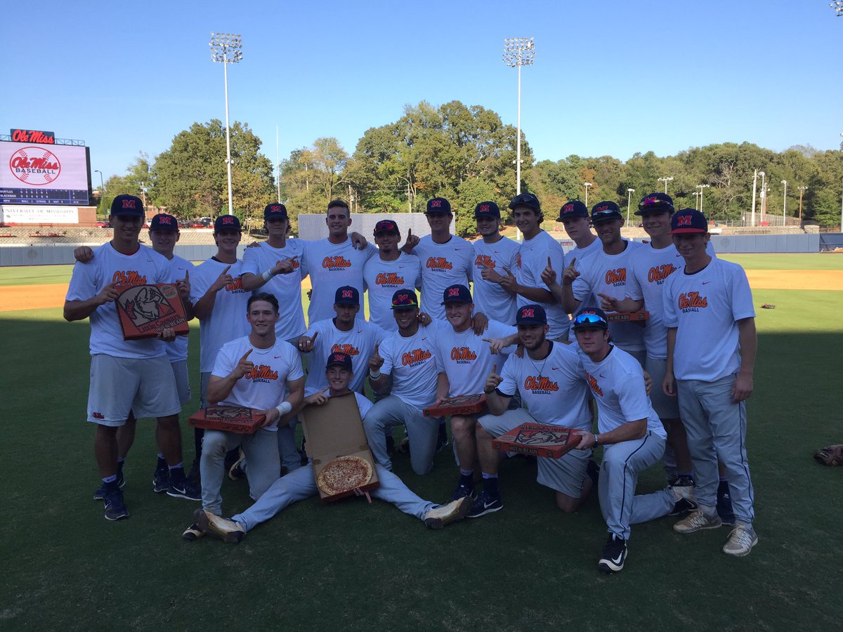OleMissBSB's tweet photo. Your 2016 #PizzaBowl champs: Team Blackman https://t.co/CQWzwAI67H