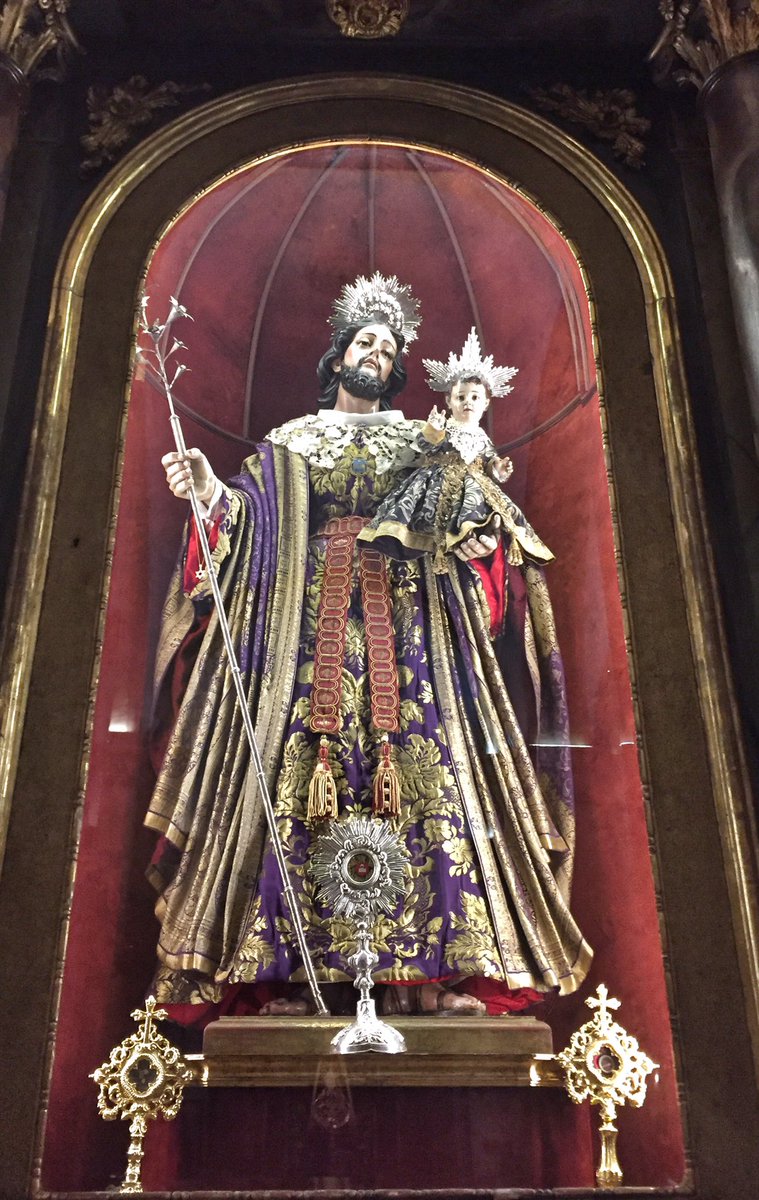 San José se presenta a los fieles con túnica y manto brocado de gran realce en tonos morados propios del momento litúrgico.