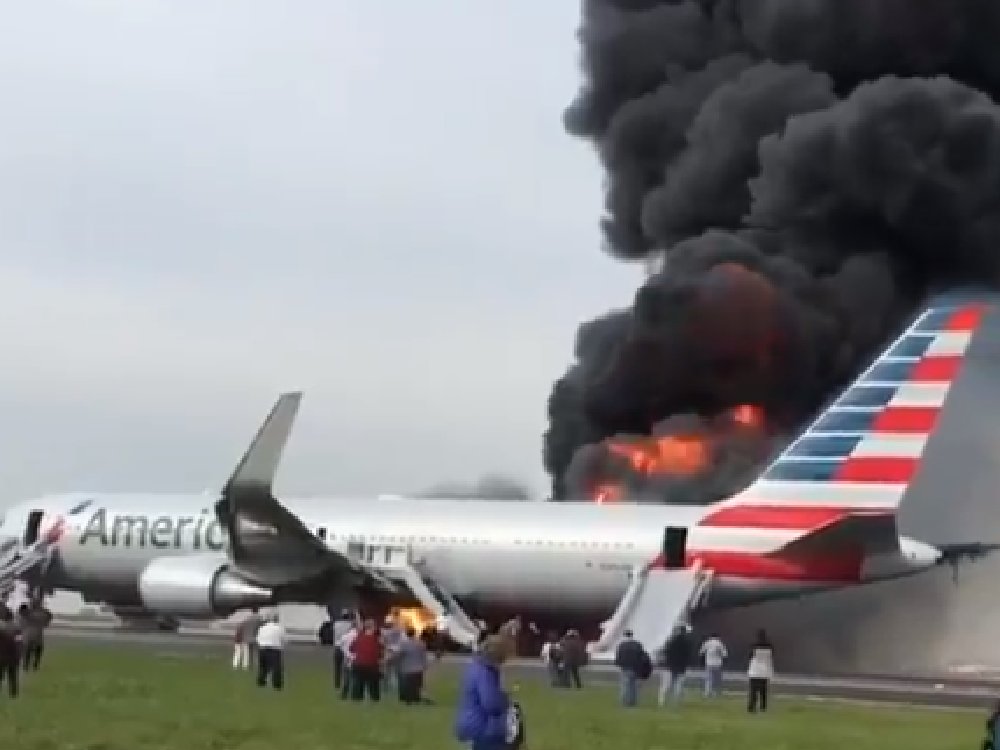 pulzo's tweet photo. Avión de American Airlines se incendia en Chicago https://t.co/8dKToSQDcg https://t.co/A3VV9eWc29