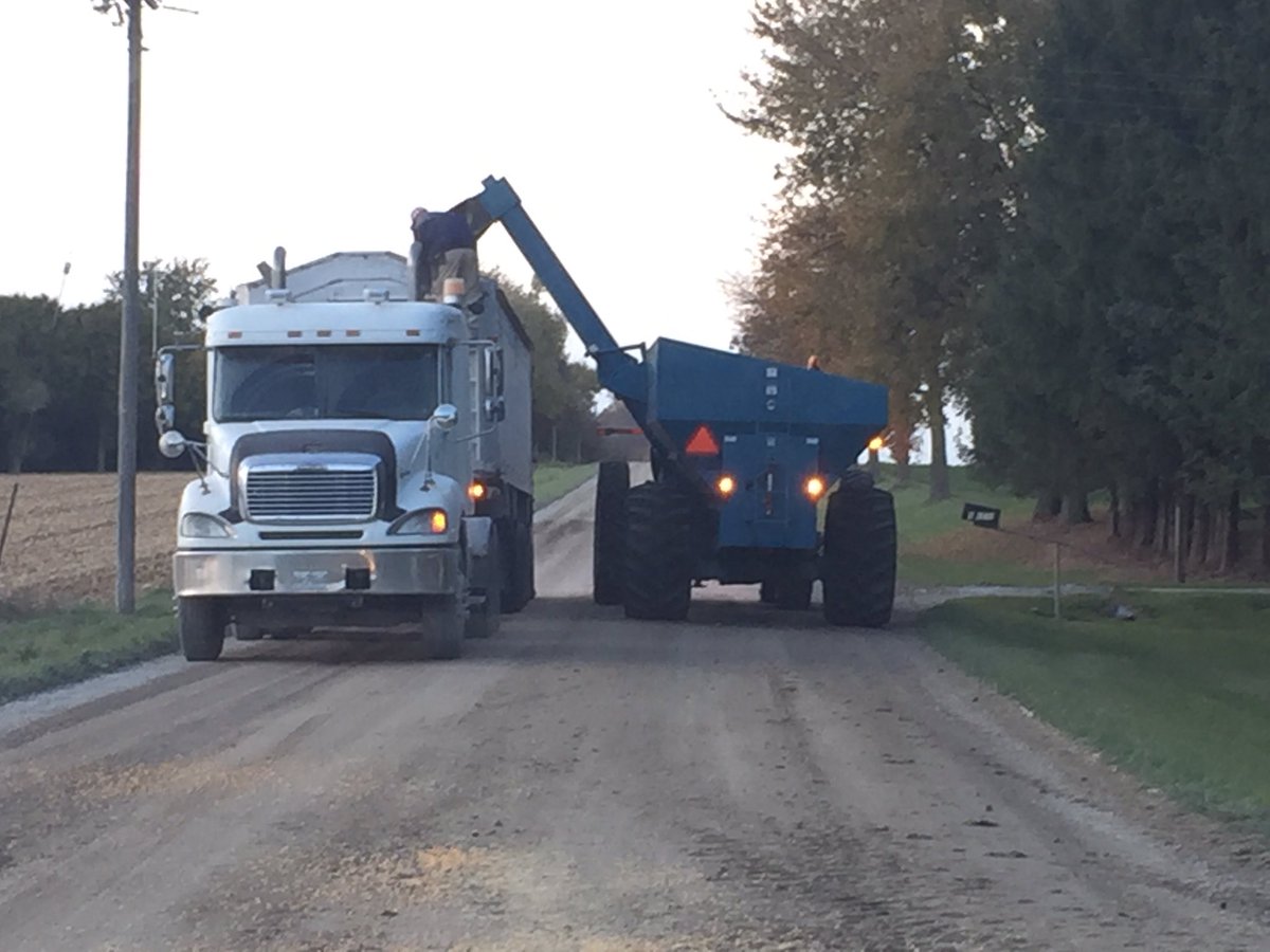 playbyplay21's tweet photo. Trailer of @PRIDESEEDS headed to @Yantzis #Line29 Elevator #backroadtrafficjam #PrideSeedsHarvest @jim_witzel @Brad_Hallock @Ken_Currah https://t.co/AdPqdYDfsC